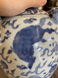 Een grote Chinese blauw-witte kan met vliegende fabeldieren, Wanli