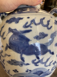 Verseuse en porcelaine de Chine en bleu et blanc &agrave; d&eacute;cor d'animaux mythiques, Wanli