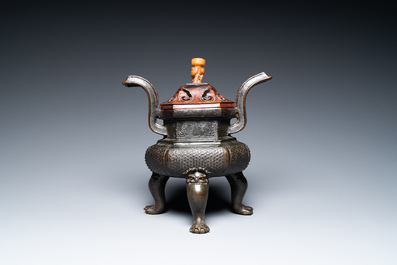 Een Chinese driepotige bronzen wierookbrander met deksel in jade en hout, gedateerd 1477, Chenghua