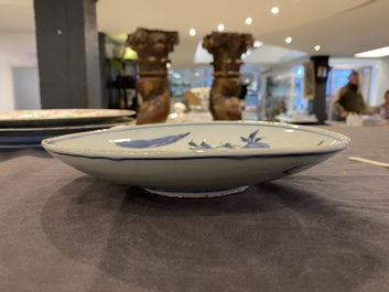 Coupe en porcelaine de Chine en bleu et blanc &agrave; d&eacute;cor d'un p&ecirc;cher et d'un po&egrave;me pour le march&eacute; japonais, Chongzhen