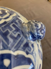 Verseuse en porcelaine de Chine en bleu et blanc &agrave; d&eacute;cor d'animaux mythiques, Wanli