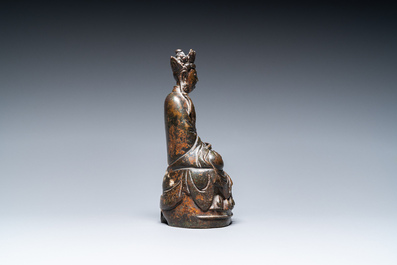 Een Sino-Tibetaanse gelakte en vergulde bronzen Boeddha, late Ming of vroege Qing