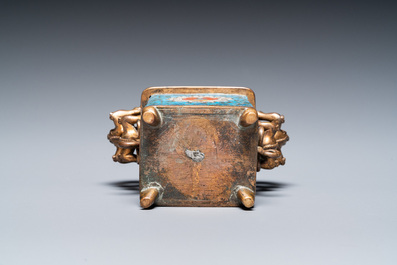 Een Chinese cloisonn&eacute; wierookbrander met chilong handgrepen, late Ming of vroege Qing