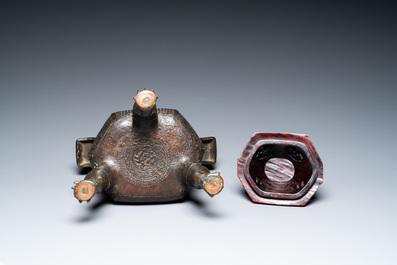 Een Chinese driepotige bronzen wierookbrander met deksel in jade en hout, gedateerd 1477, Chenghua
