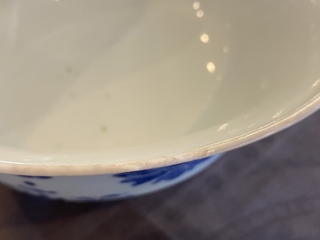 Een Chinese blauw-witte 'lotus' kom, Qianlong merk en periode