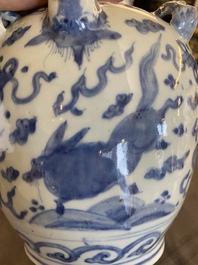 Verseuse en porcelaine de Chine en bleu et blanc &agrave; d&eacute;cor d'animaux mythiques, Wanli