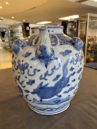 Een grote Chinese blauw-witte kan met vliegende fabeldieren, Wanli