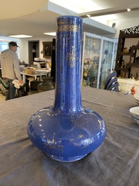 Vase de forme bouteille en porcelaine de Chine bleu poudr&eacute; &agrave; d&eacute;cor dor&eacute;, marque de Kangxi mais probablement post&eacute;rieur