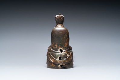 Een Sino-Tibetaanse gelakte en vergulde bronzen Boeddha, late Ming of vroege Qing