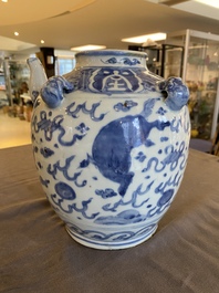 Een grote Chinese blauw-witte kan met vliegende fabeldieren, Wanli