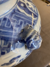 Verseuse en porcelaine de Chine en bleu et blanc &agrave; d&eacute;cor d'animaux mythiques, Wanli