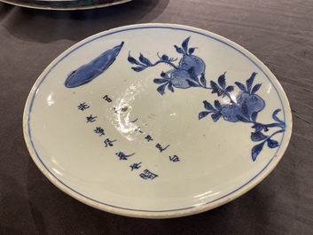 Een Chinees blauw-wit ko-sometsuke bord met een gedicht en een perzikboom voor de Japanse markt, Chongzhen