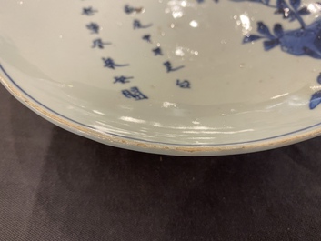 Coupe en porcelaine de Chine en bleu et blanc &agrave; d&eacute;cor d'un p&ecirc;cher et d'un po&egrave;me pour le march&eacute; japonais, Chongzhen