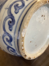 Verseuse en porcelaine de Chine en bleu et blanc &agrave; d&eacute;cor d'animaux mythiques, Wanli