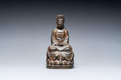 Een Sino-Tibetaanse gelakte en vergulde bronzen Boeddha, late Ming of vroege Qing