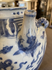 Een grote Chinese blauw-witte kan met vliegende fabeldieren, Wanli