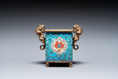 Een Chinese cloisonn&eacute; wierookbrander met chilong handgrepen, late Ming of vroege Qing