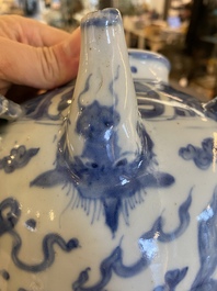 Een grote Chinese blauw-witte kan met vliegende fabeldieren, Wanli