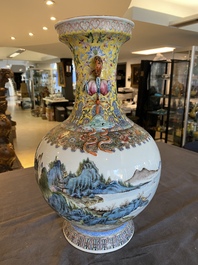 Vase en porcelaine de Chine famille rose &agrave; d&eacute;cor d'un paysage montagneux, marque de Qianlong, 20&egrave;me