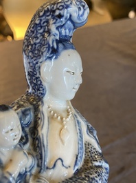 Een Chinese blauw-witte Guanyin met kind, Cai Fu Ji 蔡福記 merk, Republiek