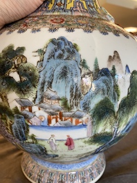 Een Chinese famille rose vaas met een bergachtig landschap, Qianlong merk, 20e eeuw