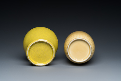 Deux vases et une bo&icirc;te couverte en porcelaine de Chine en jaune monochrome, 19/20&egrave;me