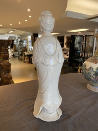 Grande sculpture de Guanyin en porcelaine blanc de Chine de Dehua, marque en creux, Qing