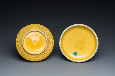 Deux vases et une bo&icirc;te couverte en porcelaine de Chine en jaune monochrome, 19/20&egrave;me