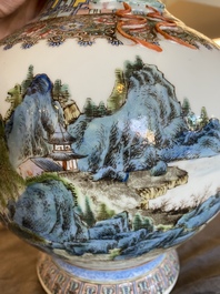 Vase en porcelaine de Chine famille rose &agrave; d&eacute;cor d'un paysage montagneux, marque de Qianlong, 20&egrave;me