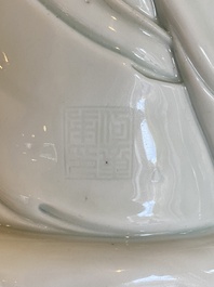 Een Chinese Dehua blanc de Chine sculptuur van Guanyin, He Zhang Yong Yin 何章用印 merk, Kangxi
