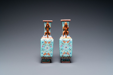 Een paar Chinese famille rose vaasjes met turquoise fondkleur, Qianlong merk, 19/20e eeuw