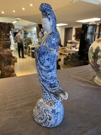 Een Chinese blauw-witte Guanyin met kind, Cai Fu Ji 蔡福記 merk, Republiek