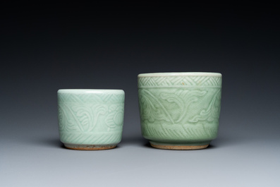 Deux pots &agrave; pinceaux en porcelaine de Chine en c&eacute;ladon &agrave; d&eacute;cor sous l'&eacute;mail, 19&egrave;me