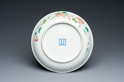 Assiette en porcelaine de Chine famille rose &agrave; d&eacute;cor d'une libellule et de pivoines, marque de Yongzheng, R&eacute;publique