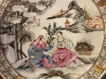 Een Chinese famille rose kop en schotel met erotisch decor, Yongzheng/Qianlong