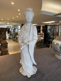 Grande sculpture de Guanyin en porcelaine blanc de Chine de Dehua, marque en creux, Qing