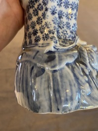 Guanyin &agrave; l'enfant en porcelaine de Chine en bleu et blanc, marque de Cai Fu Ji 蔡福記, R&eacute;publique