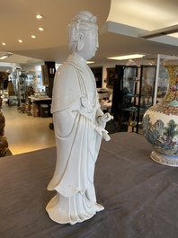 Grande sculpture de Guanyin en porcelaine blanc de Chine de Dehua, marque en creux, Qing