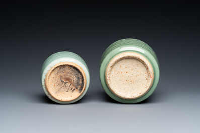 Twee Chinese celadon penselenbekers met onderglazuur decor, 19e eeuw