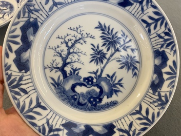 Een paar Chinese blauw-witte 'bamboe' borden, Chenghua merk, Kangxi