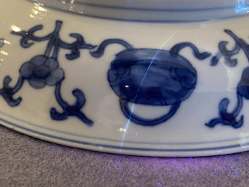 Paire d'assiettes en porcelaine de Chine en bleu et blanc &agrave; d&eacute;cor d'antiquit&eacute;s, marque et &eacute;poque de Kangxi