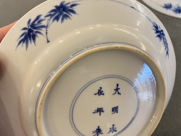 Een paar Chinese blauw-witte 'bamboe' borden, Chenghua merk, Kangxi