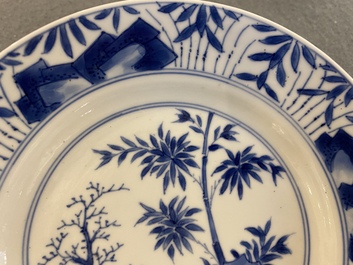 Paire d'assiettes en porcelaine de Chine en bleu et blanc &agrave; d&eacute;cor de bambou, marque de Chenghua, Kangxi