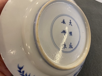 Een paar Chinese blauw-witte 'bamboe' borden, Chenghua merk, Kangxi