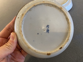 Deux assiettes aux dragons en porcelaine de Chine 'Bleu de Hue' pour le Vietnam, 19&egrave;me