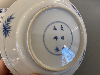 Paire d'assiettes en porcelaine de Chine en bleu et blanc &agrave; d&eacute;cor de bambou, marque de Chenghua, Kangxi