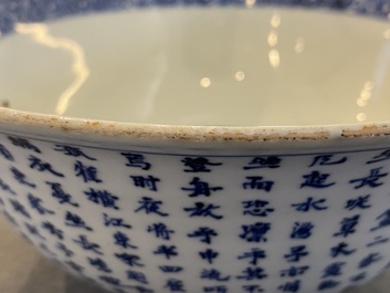 Bol &agrave; d&eacute;cor de l'ode &agrave; la Falaise rouge en porcelaine de Chine en bleu et blanc, &eacute;poque Transition