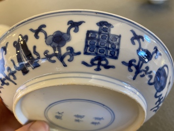 Een paar Chinese blauw-witte borden met antiquiteiten, Kangxi merk en periode