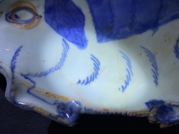 Een Chinese blauw-witte ko-sometsuke schotel in de vorm van een varken voor de Japanse markt, Tianqi