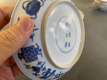 Paire d'assiettes en porcelaine de Chine en bleu et blanc &agrave; d&eacute;cor d'antiquit&eacute;s, marque et &eacute;poque de Kangxi